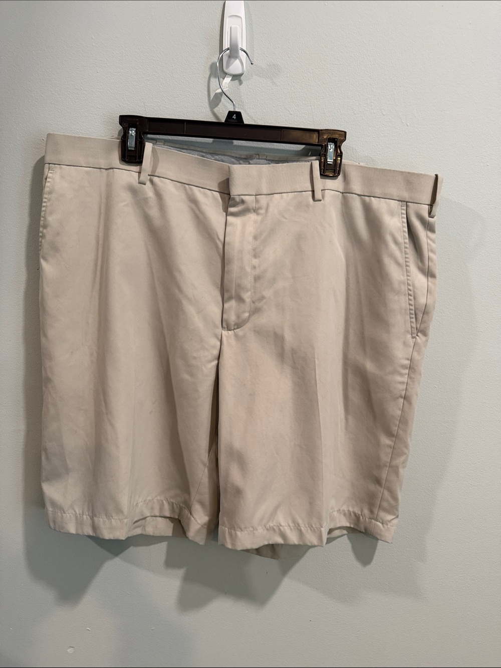 Men's Flat Front Jack Nicklaus Shorts in Light khaki
